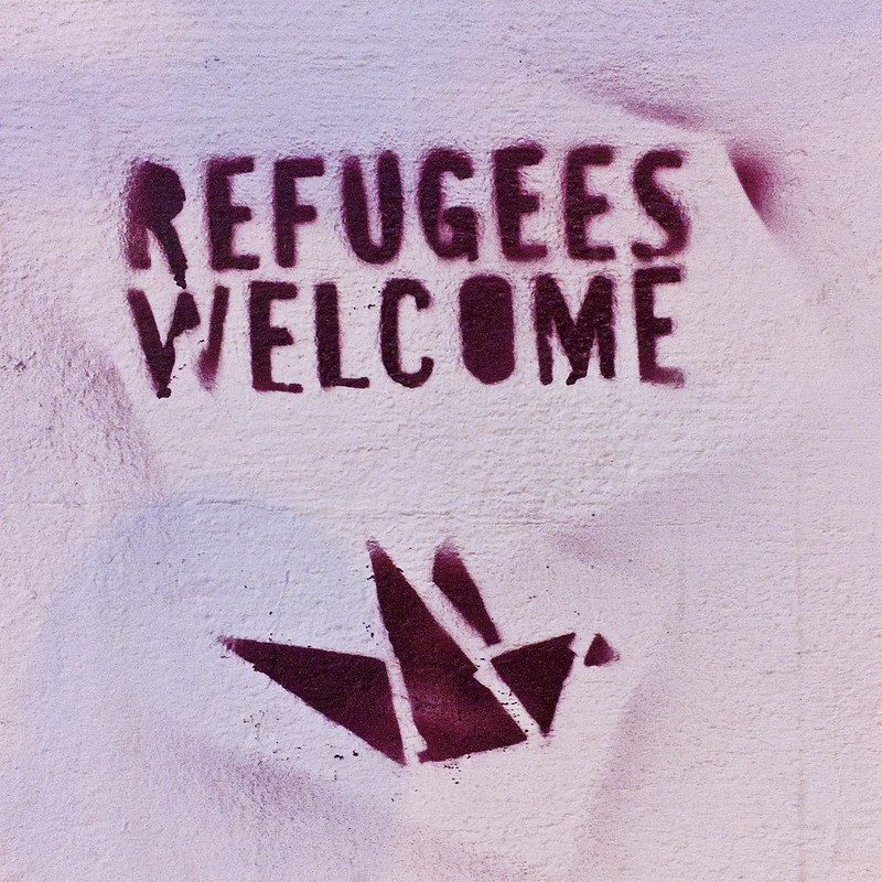 Graffiti saying "refugees welcome"